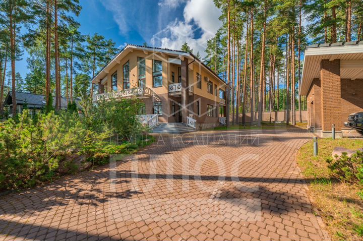 Дом 444 м² на участке 21 сот.