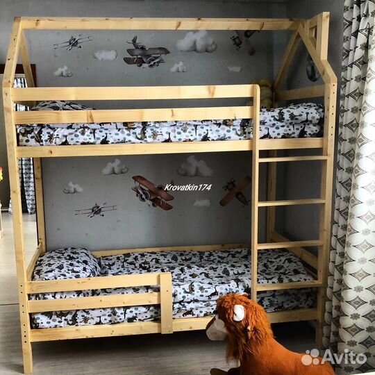Двухъярусная кровать домик из дерева