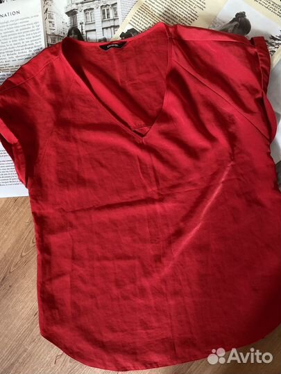 Блуза-футболка красная и широкие брюки в полоску