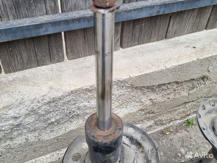 Стойка амортизатора передняя opel zafira b