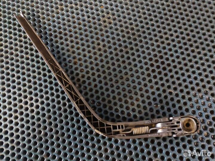 Поводок стеклоочистителя задний Toyota Vitz