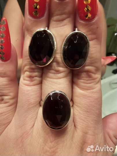 Комплект с природными гранатами. Серебро