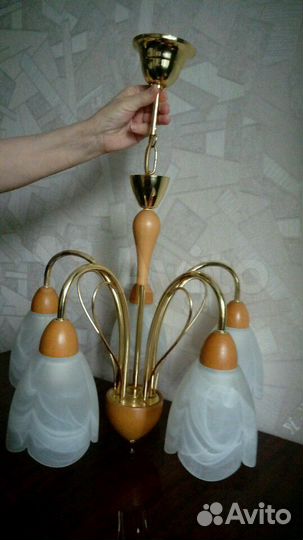 Люстра с элементами дерева