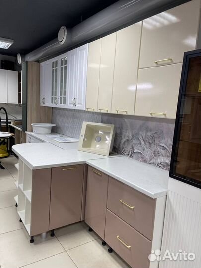 Кухня глянцевая угловая