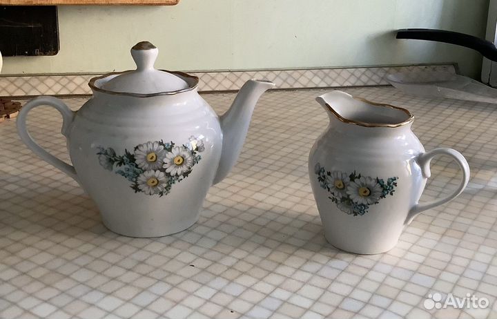 Заварочный чайник и молочник