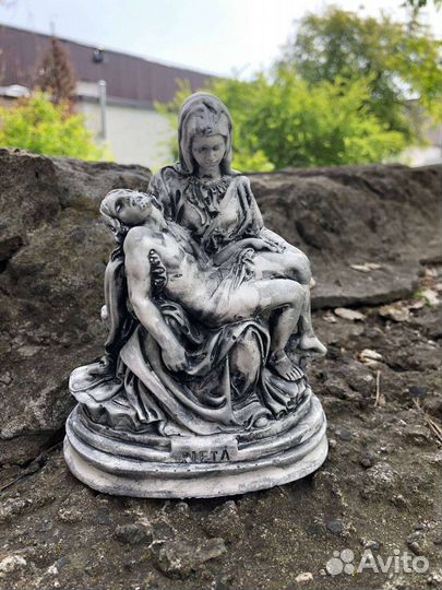 Скульптура Дева Мария с распятым Иисусом Христом