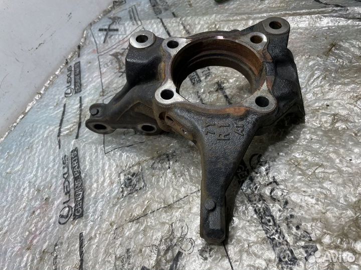 Кулак поворотный передний правый Lexus Rx 200T