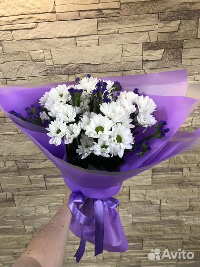 Букет с ромашковой хризантемой и статицей