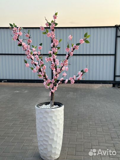 Оформление входных групп искуственными цветами