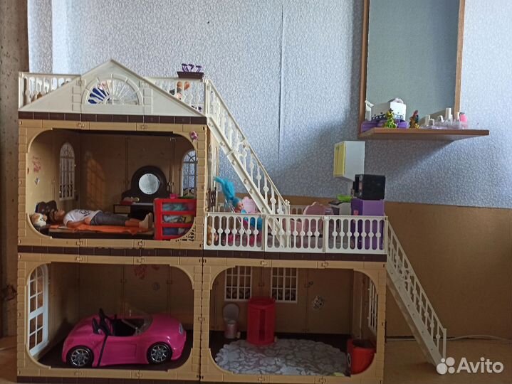 Большой кукольный домик с мебелью