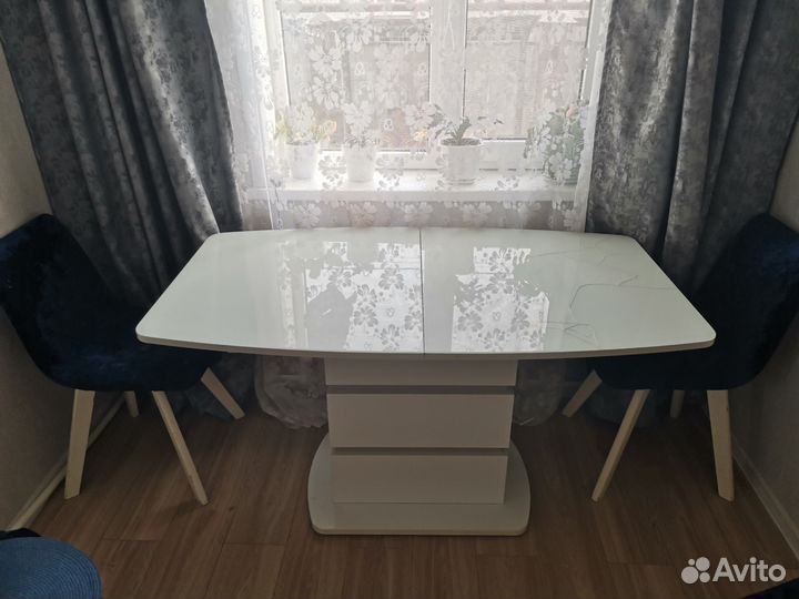 Комплект стол раздвижной и стулья