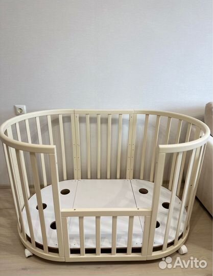 Детская кроватка с маятником