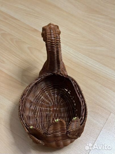 Плетенная ваза в виде утки