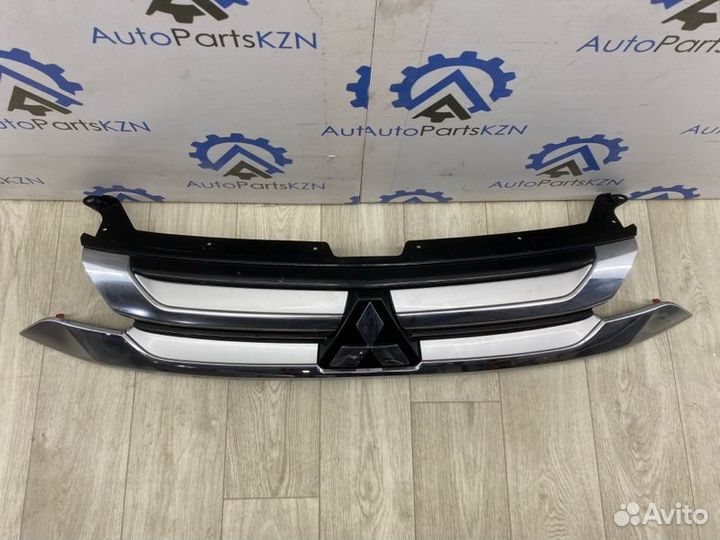 Решетка радиатора Mitsubishi Outlander 3 4J12