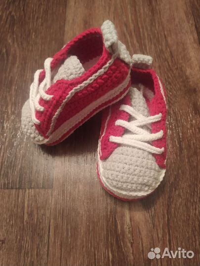 Вязаные пинетки кеды