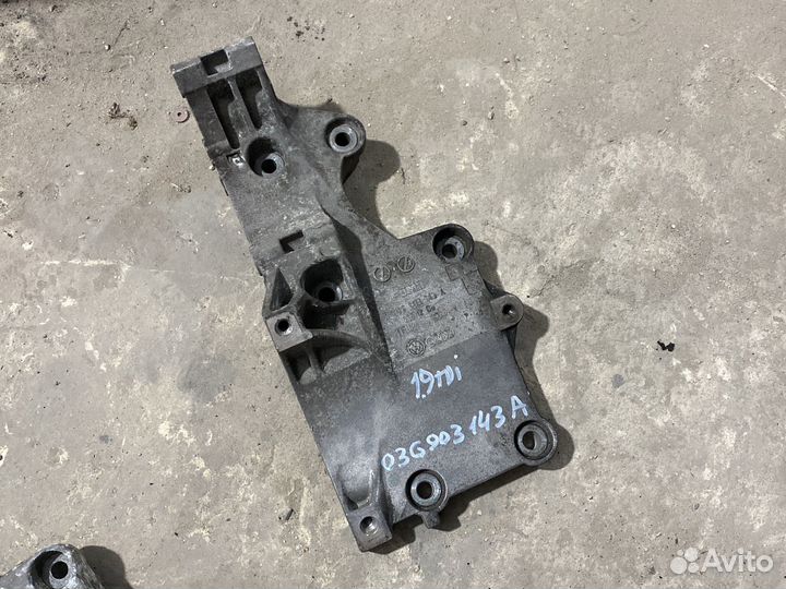 Кранштейн 03G903143А Skoda Audi Volkswagen