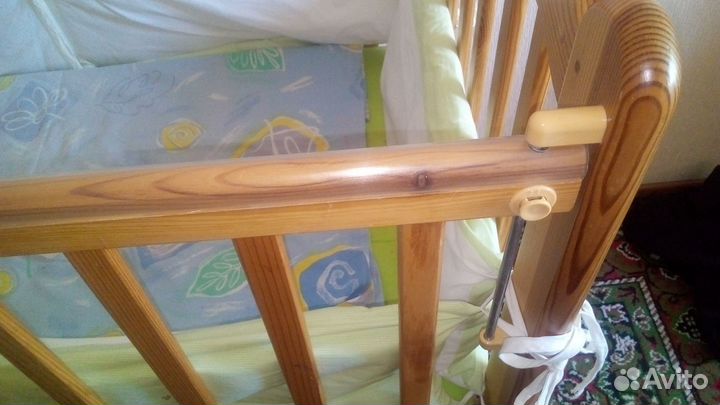 Детская кроватка с маятником