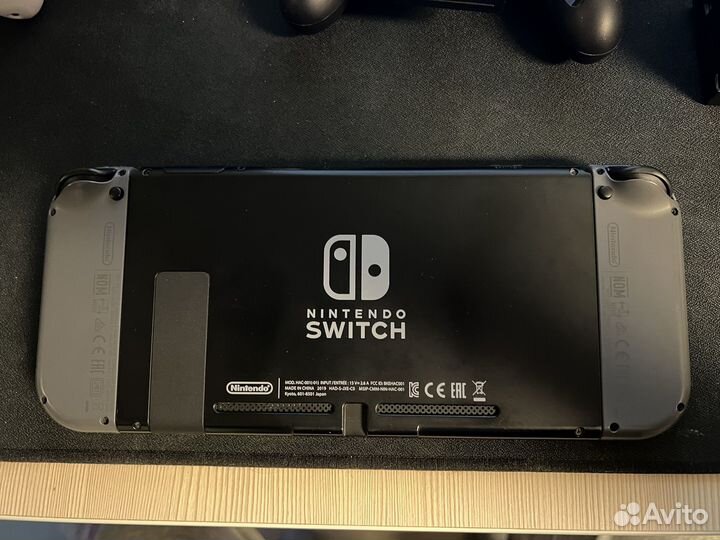Nintendo Switch + Zelda Breath of the Wild
