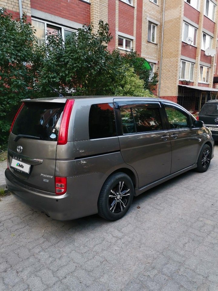 Toyota Isis: фото владельца