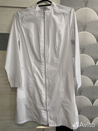 Белый медицинский халат женский