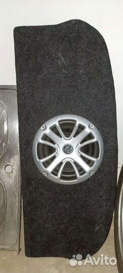 Сабвуфер и усилитель в автомобиль