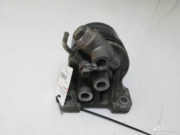 Кронштейн топливного фильтра на двигателе Hino300