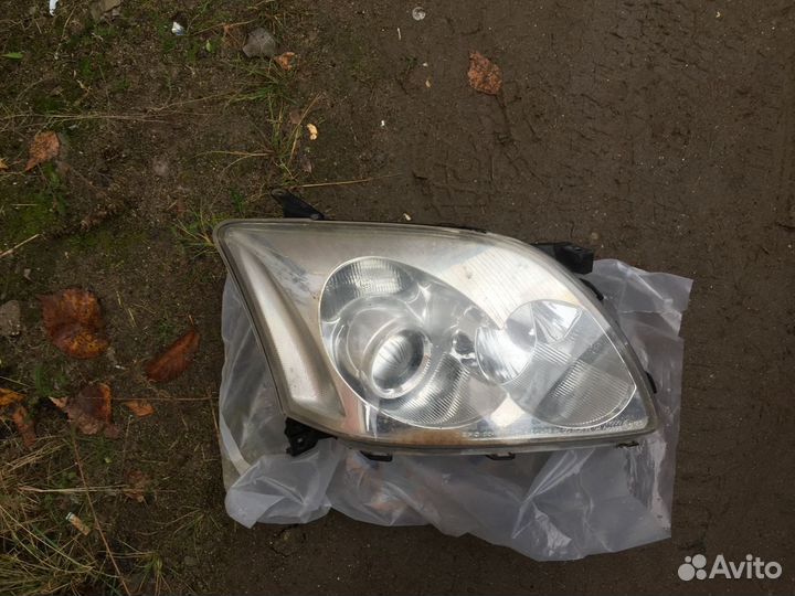 Фара передняя правая Toyota Avensis 2 T250