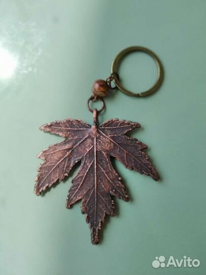 Брелок для сумки из листика клёна гальваника