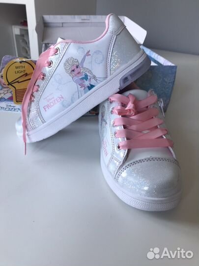 Кроссовки светящиеся новые