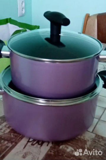 Набор новых кастрюль с антипригарным покрытием