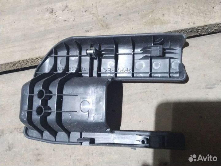 7996842020 Крышка крепления сидения Toyota RAV 4