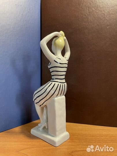Фарфоровая статуэтка 