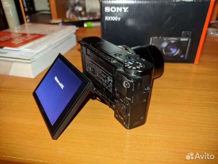 Компактная камера Sony RX100M5