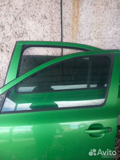Стекло двери переднее левое Skoda Octavia A5