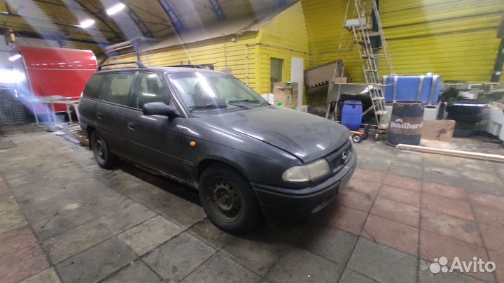 Opel Astra 1.6 МТ, 1997, битый, 300 000 км