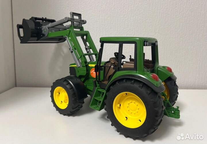 Bruder Трактор John Deere