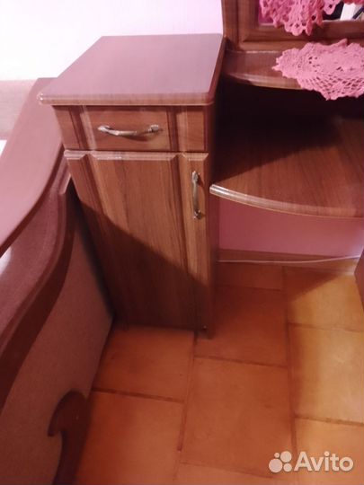 Туалетный столик с зеркалом