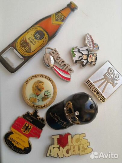 Брелки и магниты, значки