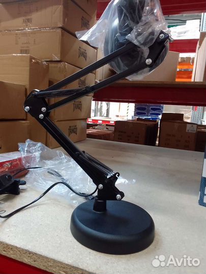 Настольный светильник на струбцине