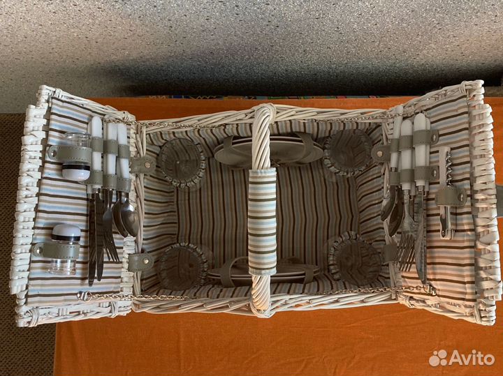 Плетёная белая корзина набор для пикника с посудой