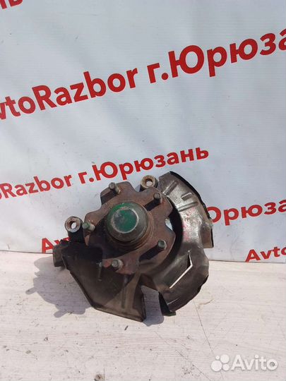 Поворотный кулак левый Nissan Vanette SK82