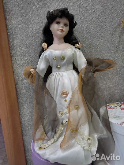 Кукла фарфоровая