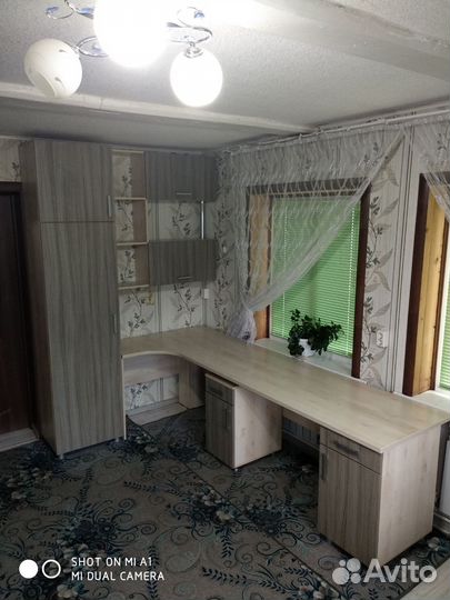 Стол и шкаф