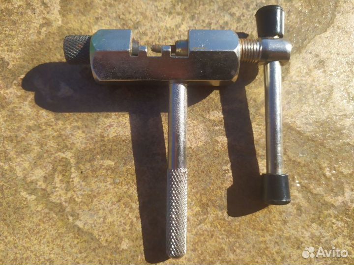 Ключ для спицовки и выжимка цепи для велосипеда