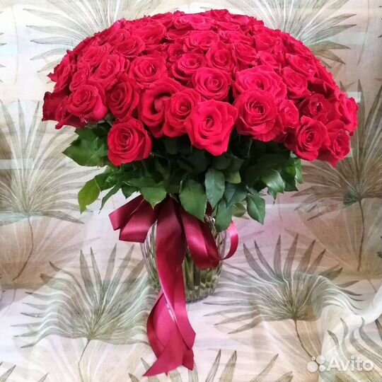 101 роза в вазе