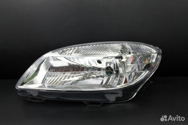 Фара передняя Skoda Fabia с 2010г