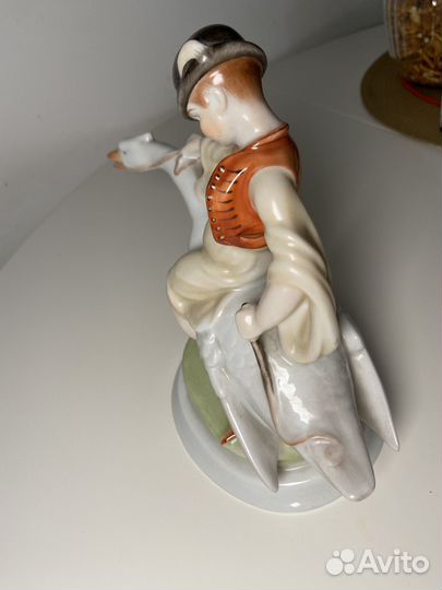 Фарфоровая статуэтка Мальчик на гусе Херенд Herend