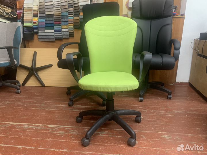 Небольшое компьютерное кресло в ткани