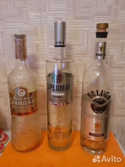 Бутылки из-под водки, коньяка