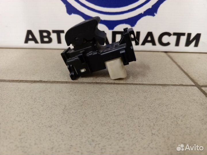 Кнопка стеклоподъемника передняя правая Toyota